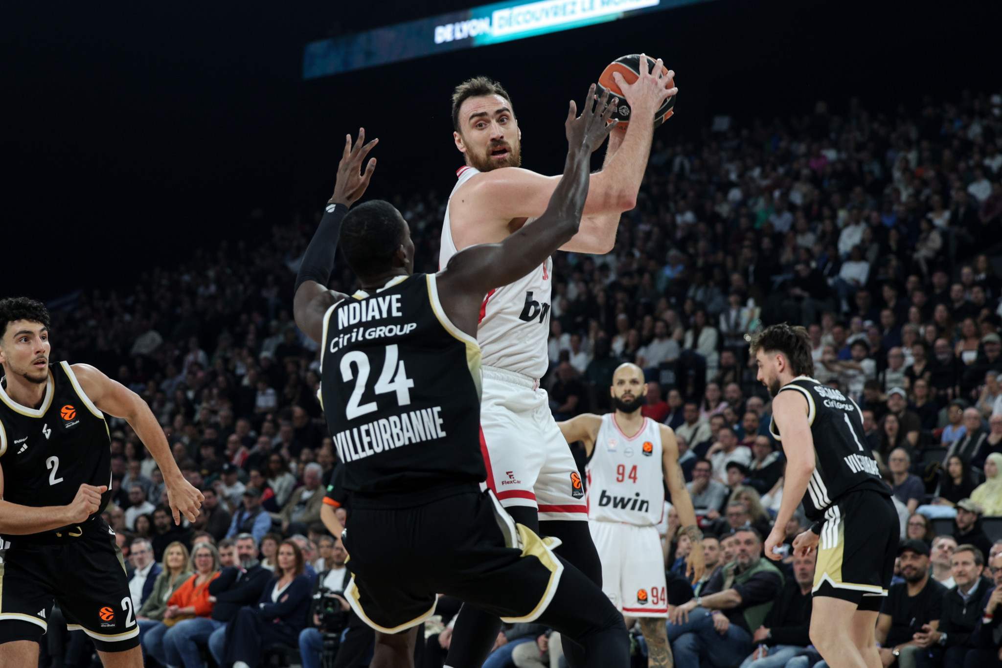 Ο Ολυμπιακός πέρασε από τη Λυών και ανέβηκε στην κορυφή της Euroleague