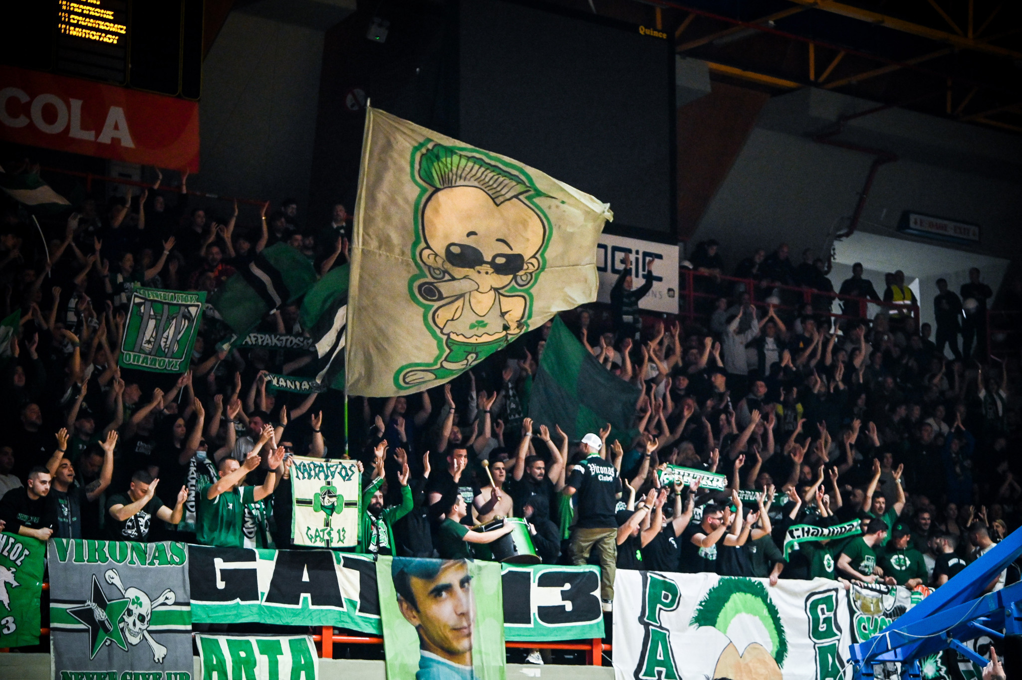 Τρομερή υποστήριξη των φίλων του Παναθηναϊκού στην Πάτρα (video)