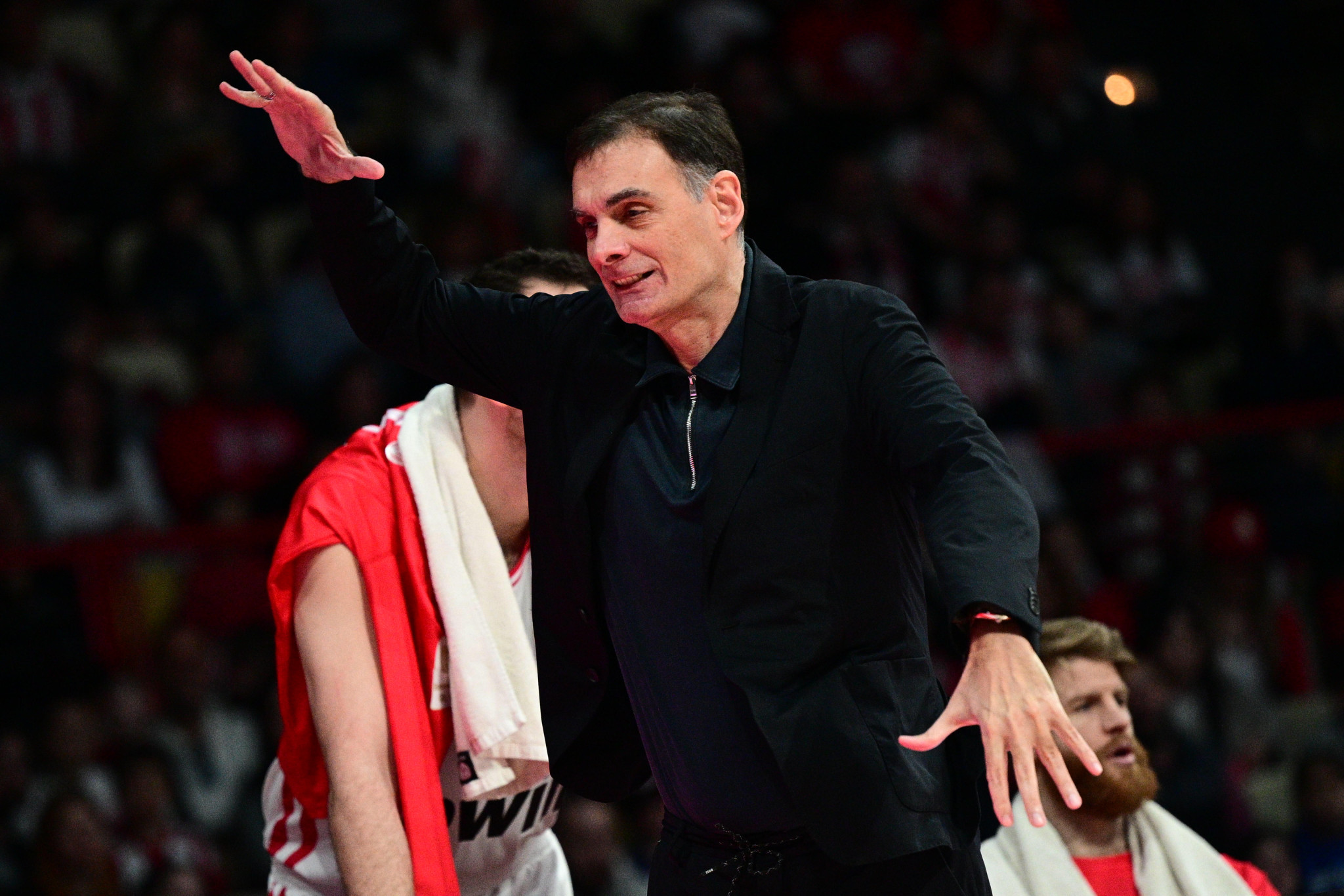 Εκνευρισμένος με τους παίκτες του Ολυμπιακού ο Μπαρτζώκας: «Τι είναι αυτά που κάνετε» - Πέταξε το πινακάκι!