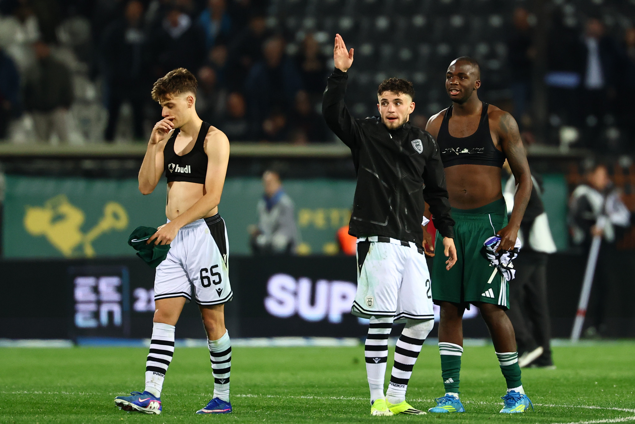 Αντίπαλοι μόνο για 90 λεπτά: Κωνταντέλιας και Τεττέη αντάλλαξαν φανέλες μετά το ΠΑΟΚ - Παναθηναϊκός