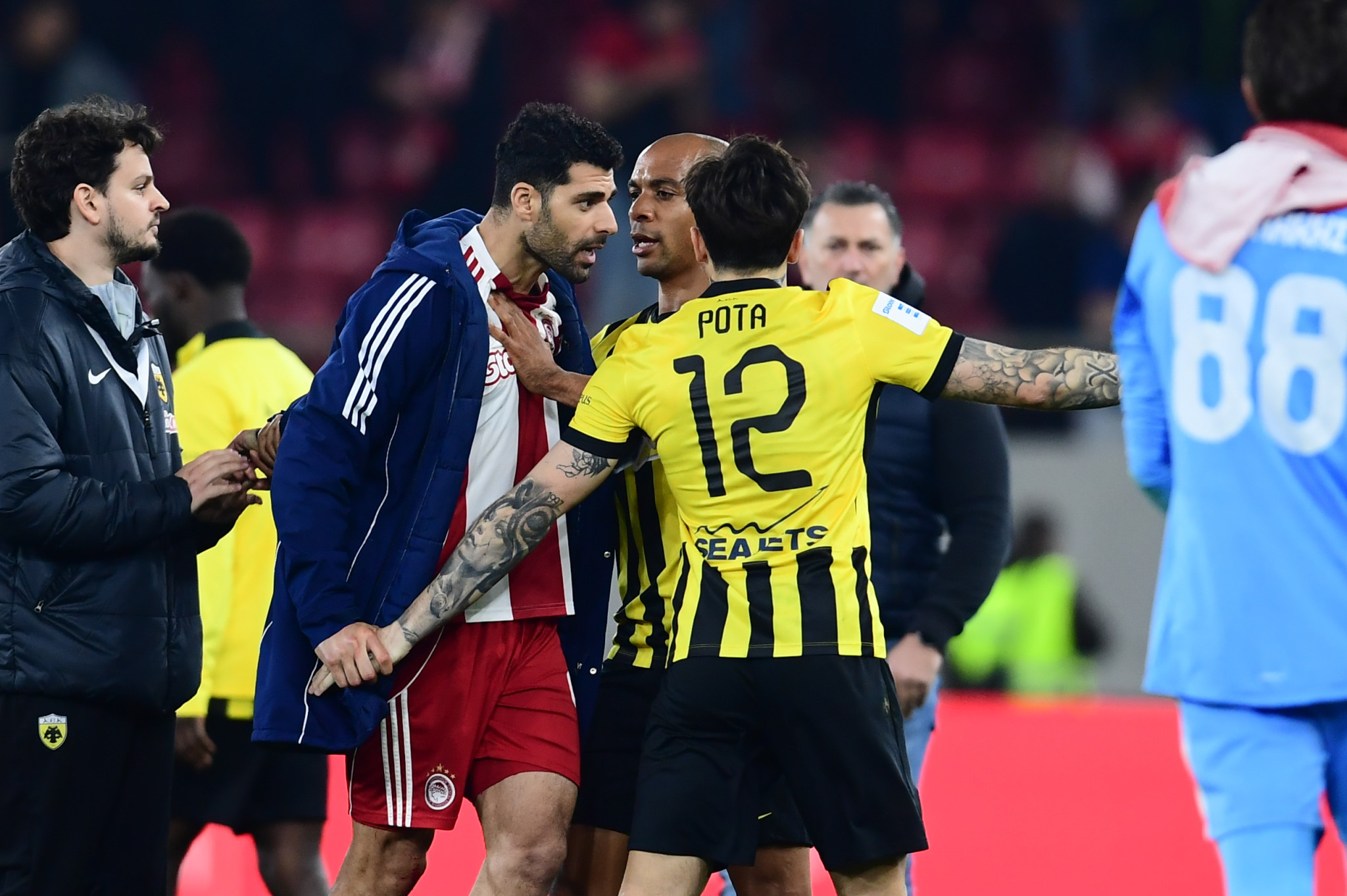 Μεγάλη ένταση στο φινάλε του Ολυμπιακός - ΑΕΚ με Ταρέμι και Ρότα (photos)