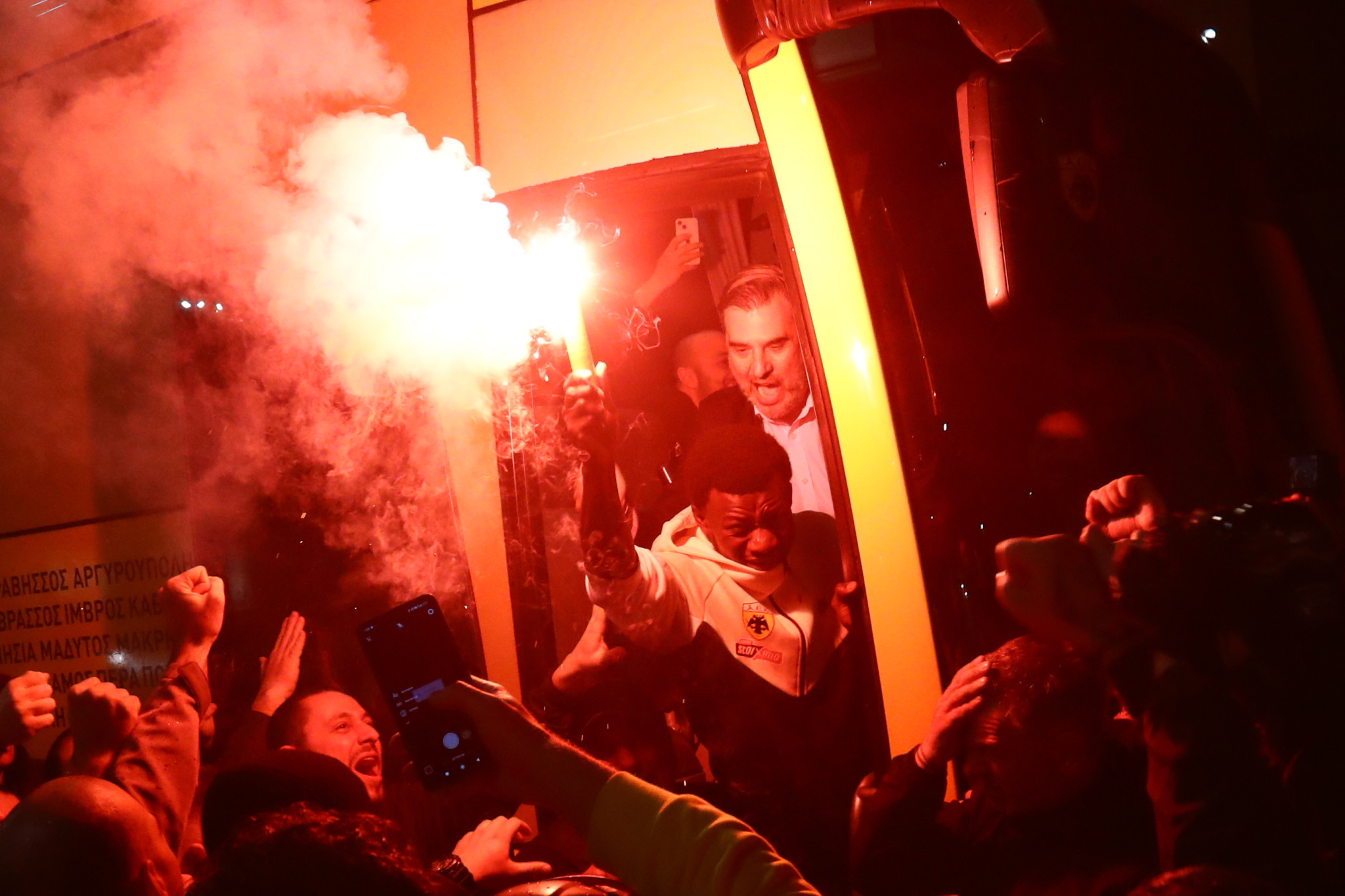 Εγινε η νύχτα.. μέρα στη Νέα Φιλαδέλφεια - Ο Κοϊτά αποθεώθηκε και πανηγύρισε με τον κόσμο με καπνογόνο