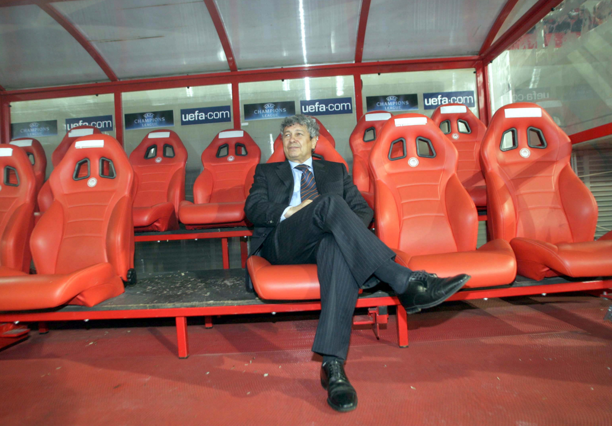 «Θα σε αγαπάμε για πάντα»: Συγκλονιστικές στιγμές στο λαϊκό προσκύνημα του Μιρτσέα Λουτσέσκου (video)