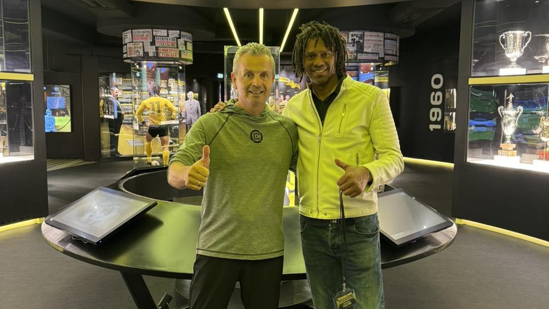 Ο Φρανκ Κλόπας επισκέφθηκε το Μουσείο της ΑΕΚ με την εφηβική ομάδα των Chicago Fire (photo)