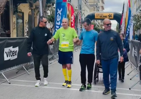 Συγκλονιστική στιγμή: Αθλητής ΑμεΑ σηκώθηκε από το αμαξίδιο και τερμάτισε περπατώντας στον Ημιμαραθώνιο της Πάτρας (video)