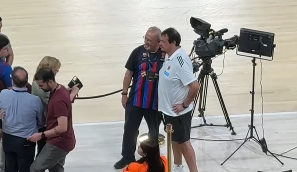 Φίλοι της Μπαρτσελόνα... περικύκλωσαν τον Αταμάν για να φωτογραφηθούν μαζι του (video)