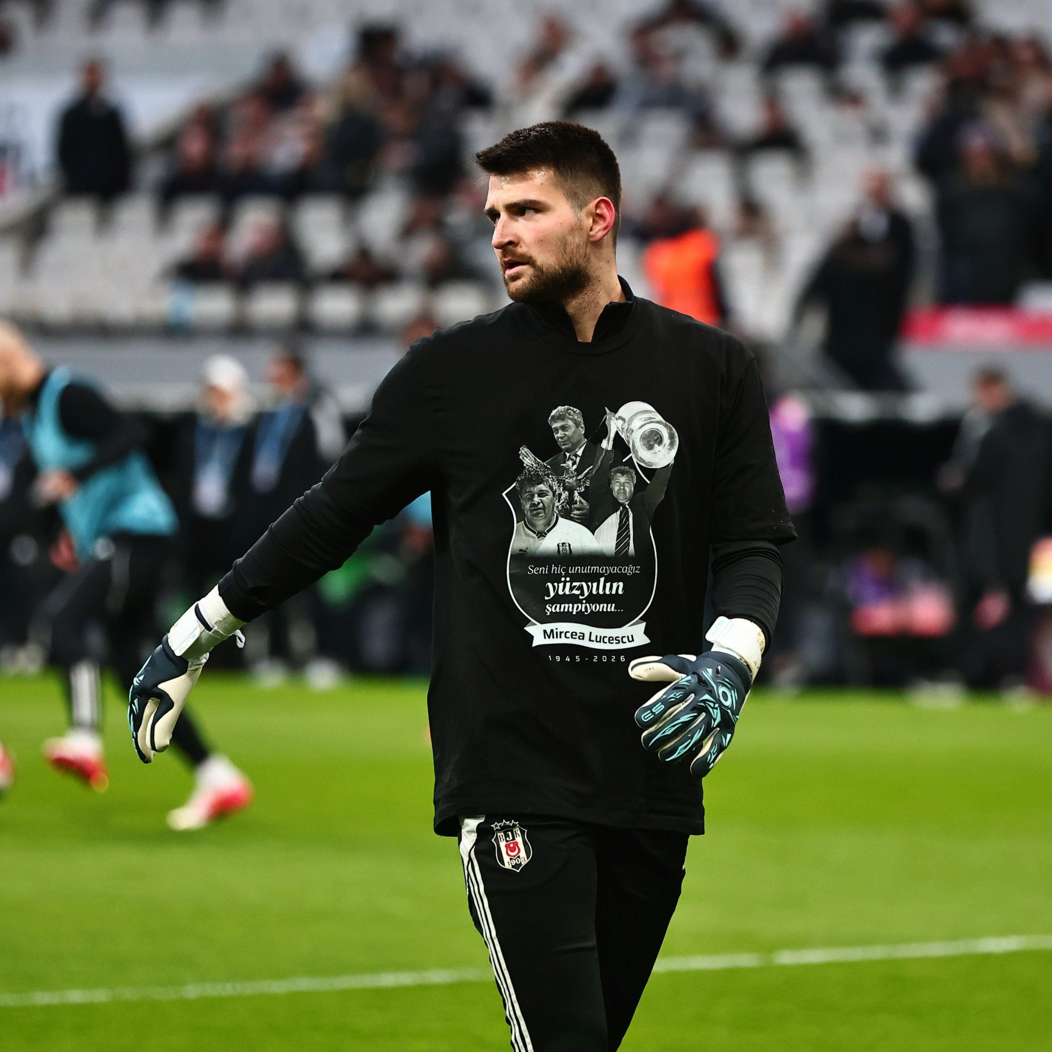 Το συγκλονιστικό μπλουζάκι των ποδοσφαιριστών της Μπεσίκτας για τον Μιρτσέα Λουτσέσκου (photo)
