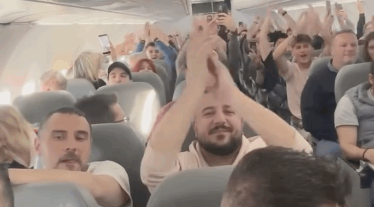 Χαμός στην πτήση της ΑΕΚ για Μαδρίτη - Συνθήματα μέσα στο τσάρτερ και αποθέωση για την αποστολή (video)