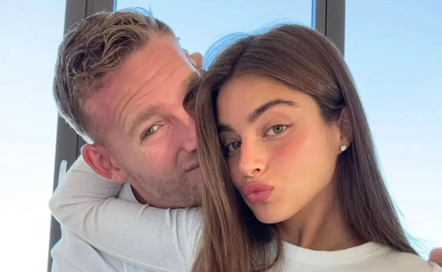 «Την είδα στη Eurovision και μαγεύτηκα»: Η ερωτική ιστορία του τερματοφύλακα και της τραγουδίστριας