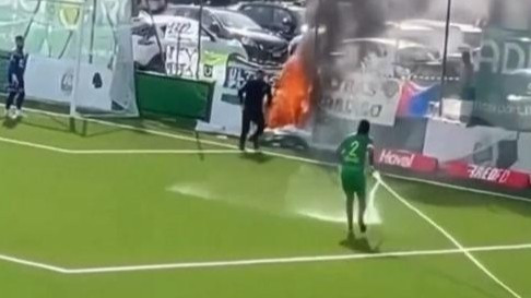 Προπονητής έγινε... πυροσβέστης και έσβησε φωτιά που ξέσπασε στο γήπεδο εν ώρα αγώνα (video)