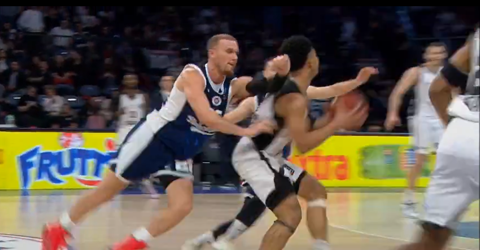 Σύρραξη μεταξύ παικτών στο Μπαχτσεσεχίρ-Μπεσίκτας: Ηρθαν στα χέρια! (video)