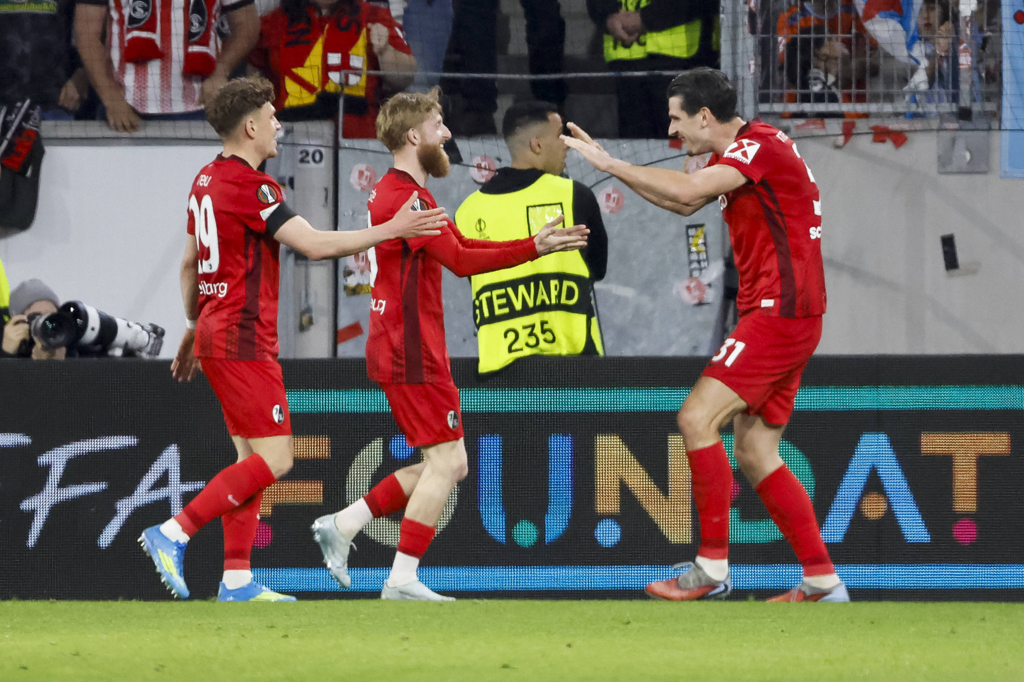 Η Φράιμπουργκ σκόρπισε με τριάρα τη Θέλτα και αγκάλιασε την πρόκριση στα ημιτελικά του Europa League