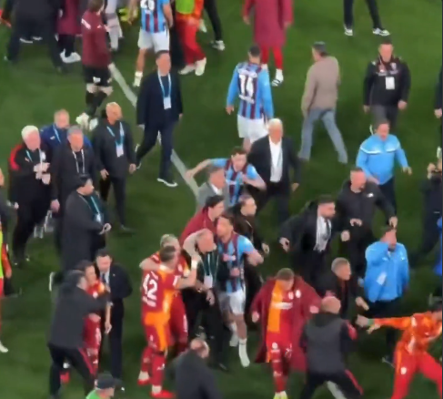 Χαμός στην Τουρκία: Γενική σύρραξη μεταξύ παικτών μετά το Τράμπζονσπορ - Γαλατασαράι (video)