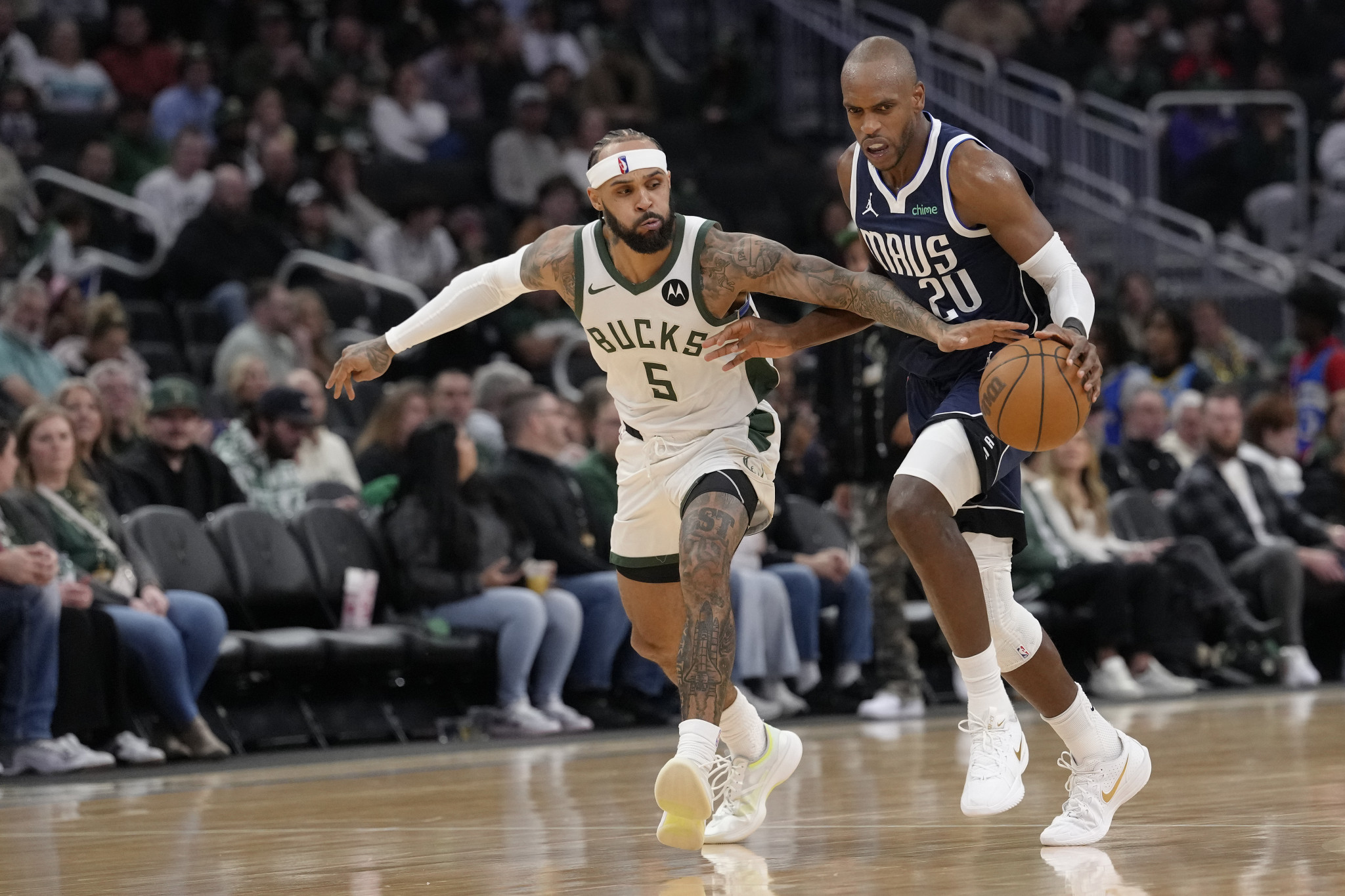 Οι Μπακς ξέσπασαν στους Μάβερικς