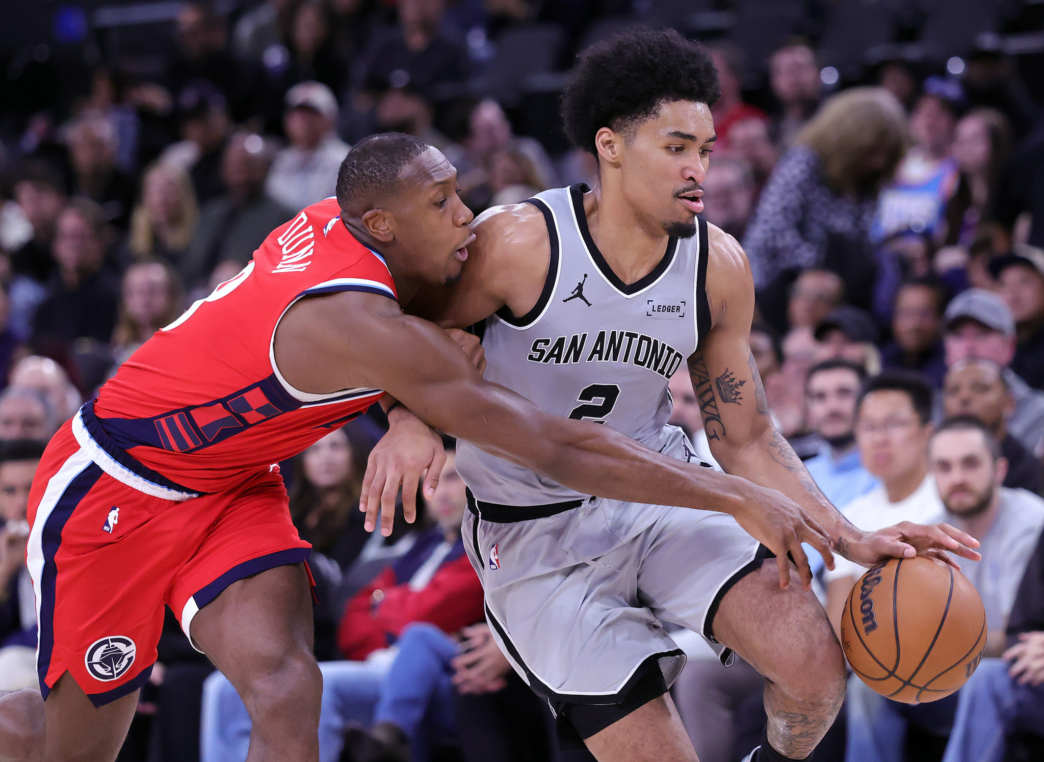 Οι Θάντερ ισοπέδωσαν τους Λέικερς, το σερί καλά κρατεί για τους Σπερς