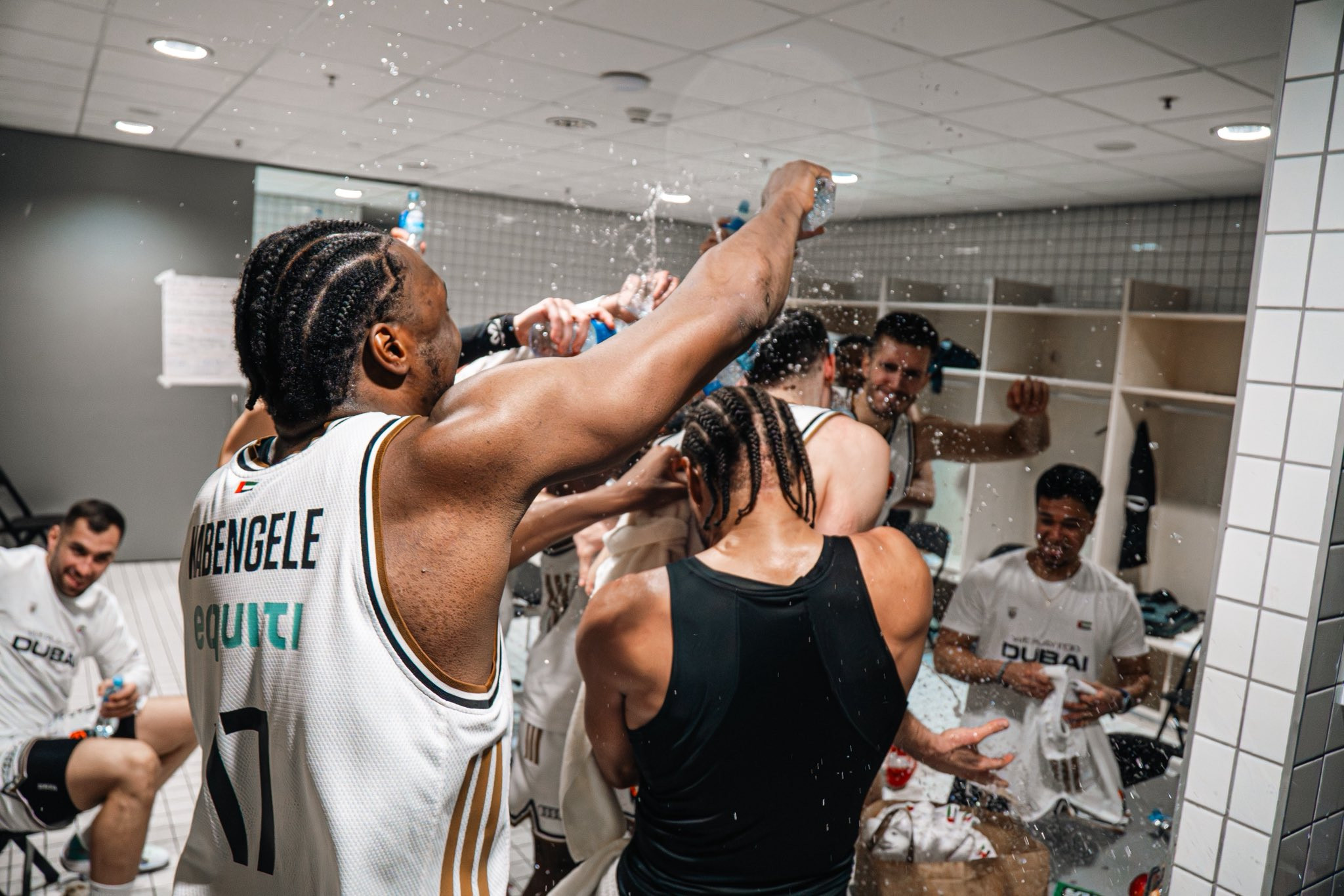 Το πανό-καρφί της Ζαλγκίρις και η «απάντηση» της Ντουμπάι (photo)