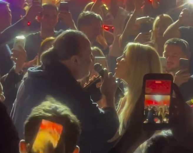 Ο Ηλιόπουλος τραγούδησε ντουέτο με τη Ζόζεφιν μετά το μεγάλο «διπλό» της ΑΕΚ στο Φάληρο (video)