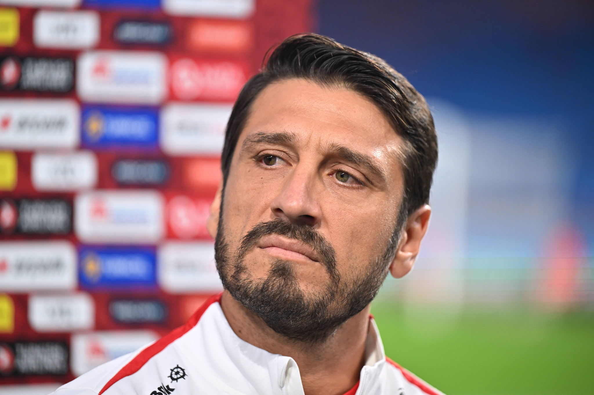 Λιποθύμησε εν ώρα αγώνα ο προπονητής της U21 της Τουρκίας, Κορκμάζ - Διεκόπη το ματς με την Κροατία (video)