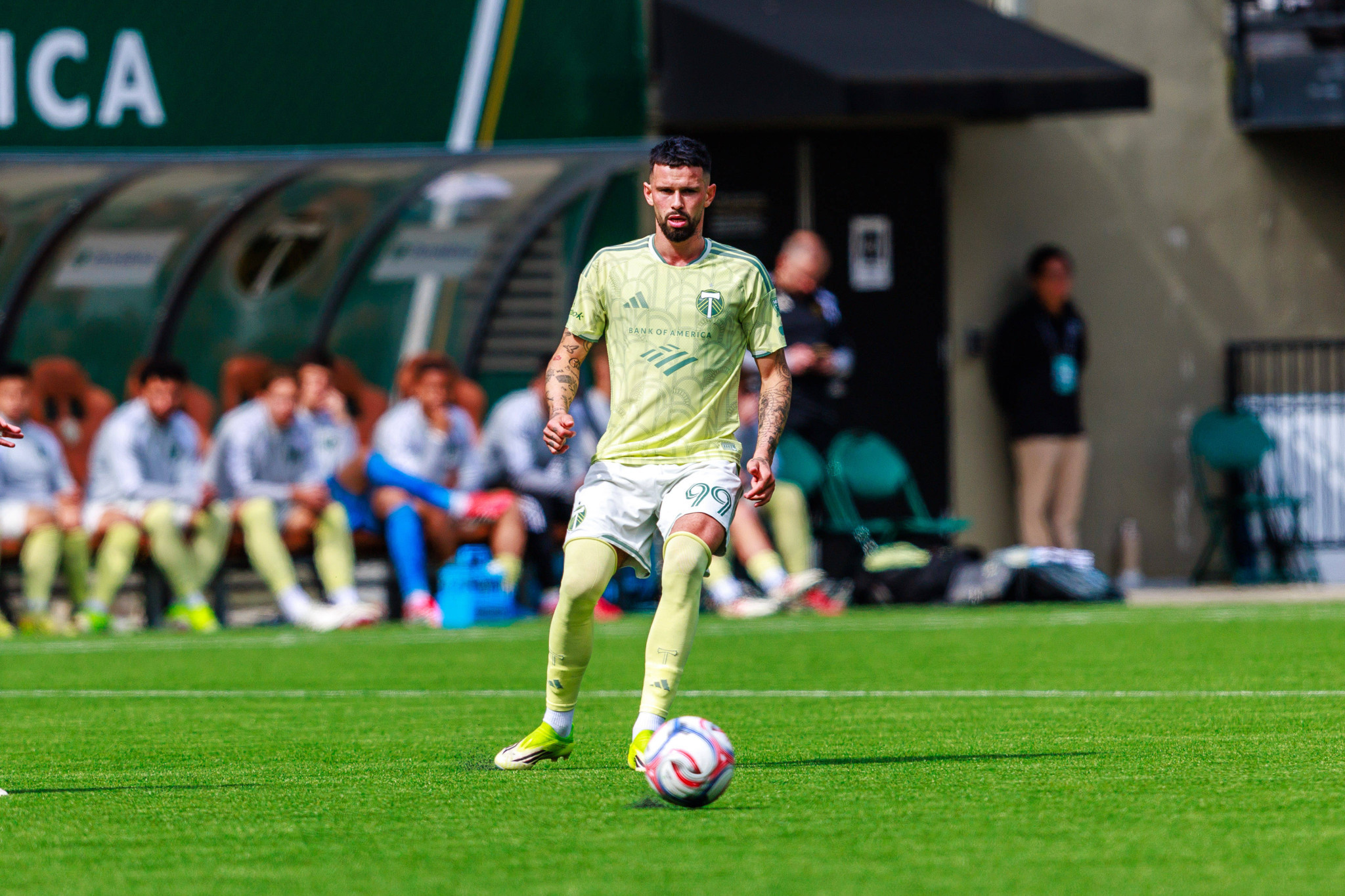 Έκλεψε την παράσταση ο Βέλντε: Σκόραρε και πανηγύρισε πάνω σε... κορμό δέντρου (video)