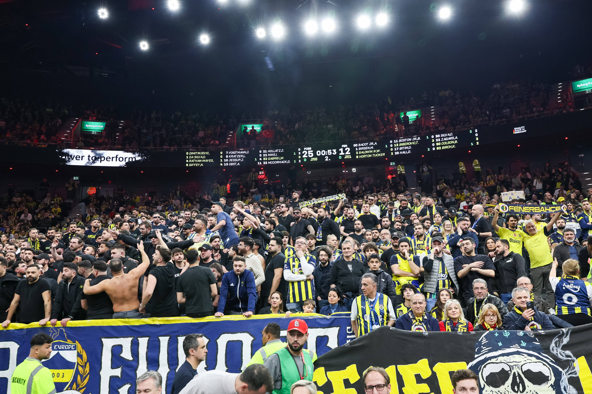 Χάος στο Μόναχο: Οι οπαδοί της Φενέρμπαχτσε πιάστηκαν στα χέρια στις κερκίδες του SAP Garden (video)