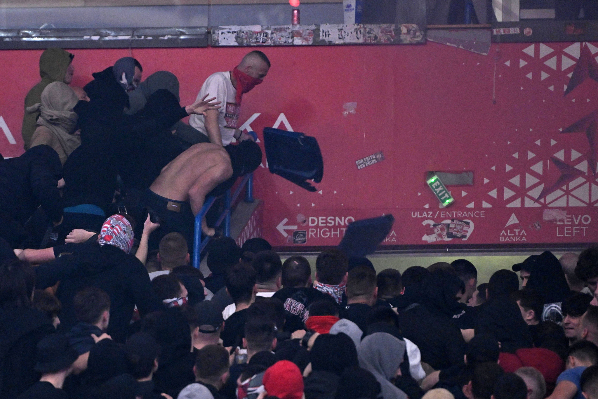 Χάος και από τους «Grobari»: Οπαδοί της Παρτιζάν επιτέθηκαν εντός γηπέδου σε αυτούς του Ερυθρού Αστέρα