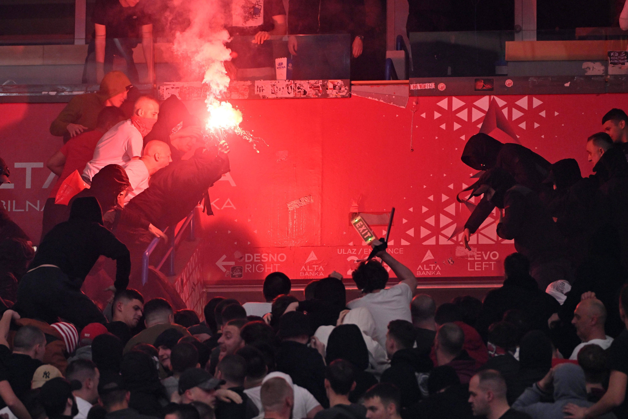 Πώς ξεκίνησαν τα επεισόδια στο Βελιγράδι - Οπαδοί του Αστέρα παίρνουν θέσεις μάχης απέναντι στην αστυνομία (video)