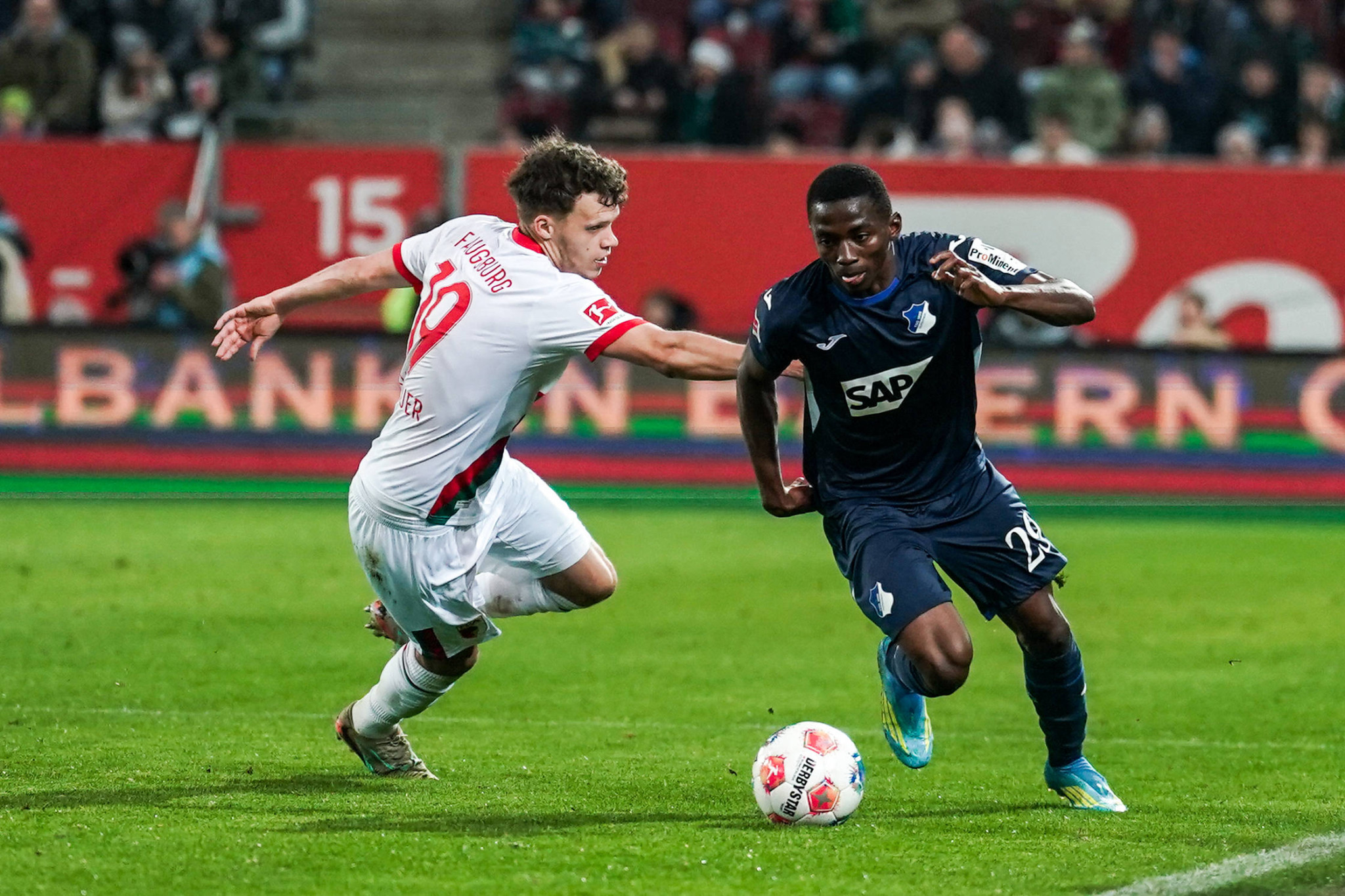 Θέαμα και «μοιρασιά» για Άουσμπουργκ και Χόφενχαϊμ