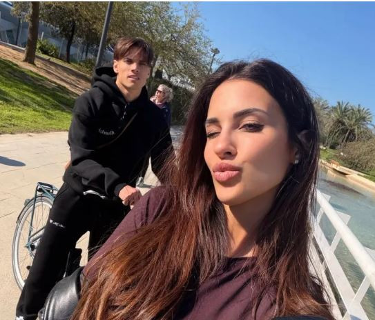 «Είναι τόσο ρομαντικό» - Η εντυπωσιακή παρουσιάστρια αποθεώνεται για τη σχέση με τον κατά πολύ νεότερο τής ποδοσφαιριστή