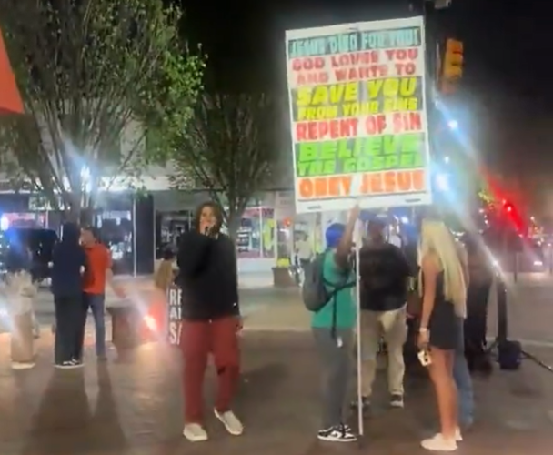 Ο Τζέιντεν Άιβι πήρε τους δρόμους και... κηρύττει στο όνομα του Ιησού (video)