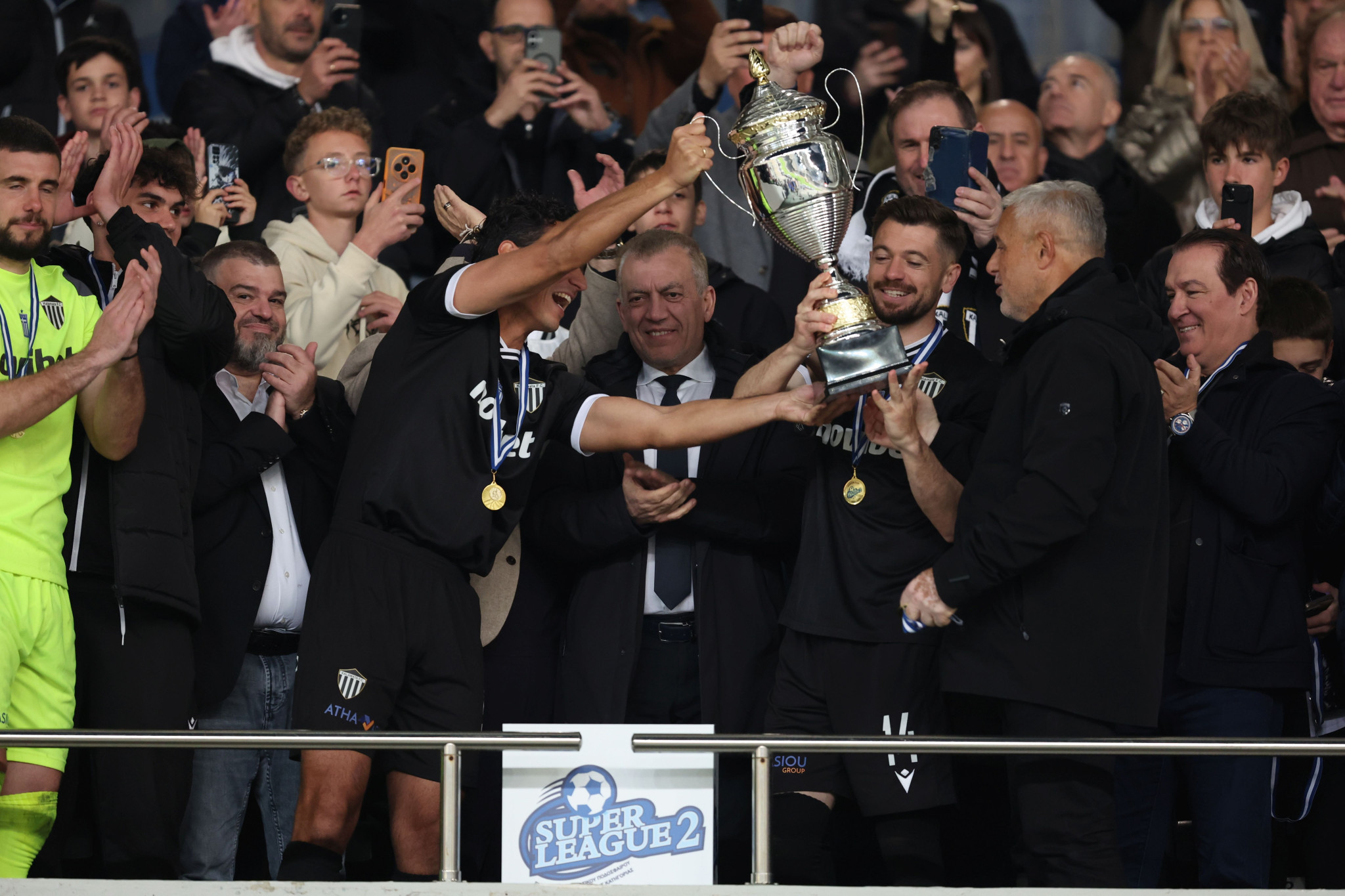 Η απονομή της κούπας στην υπέρ-πρωταθλήτρια της Super League 2, Καλαμάτα (video)