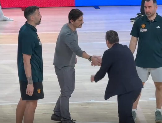 Έφτασε ο Γιαννακόπουλος στο «Palau» - Χαιρέτησε όλη την αποστολή του Παναθηναϊκού (video)