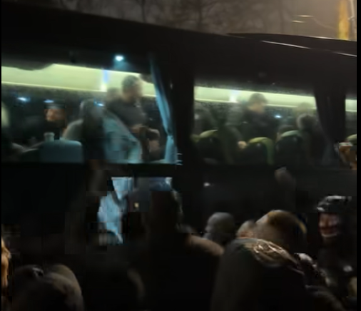 Χαμός μέσα στη βροχή: Η υποδοχή των οπαδών της Παρτιζάν στους θριαμβευτές του ντέρμπι (video)