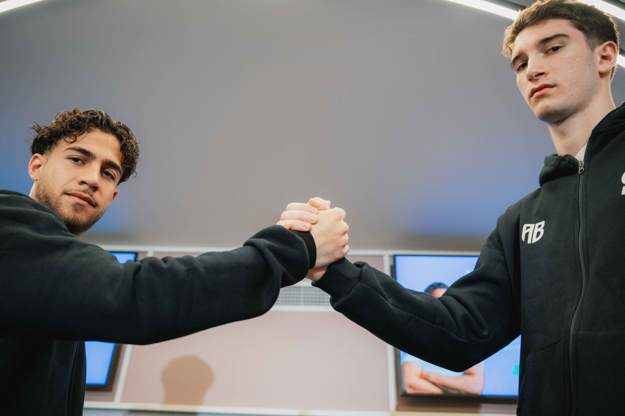 Plot twist: Κωστούλας στο μπάσκετ, Αβδάλας στο ποδόσφαιρο. Δεν είναι πρωταπριλιάτικη φάρσα