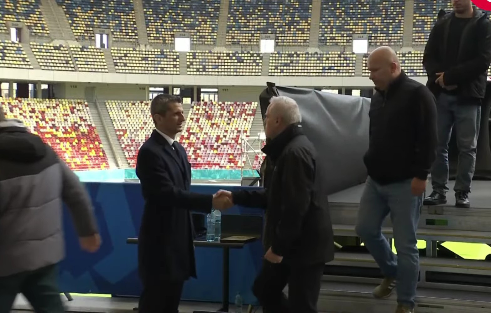 Ο Λουτσέσκου δεν έχει φύγει λεπτό από το πλάι της σορού του πατέρα του, Μιρτσέα (video)