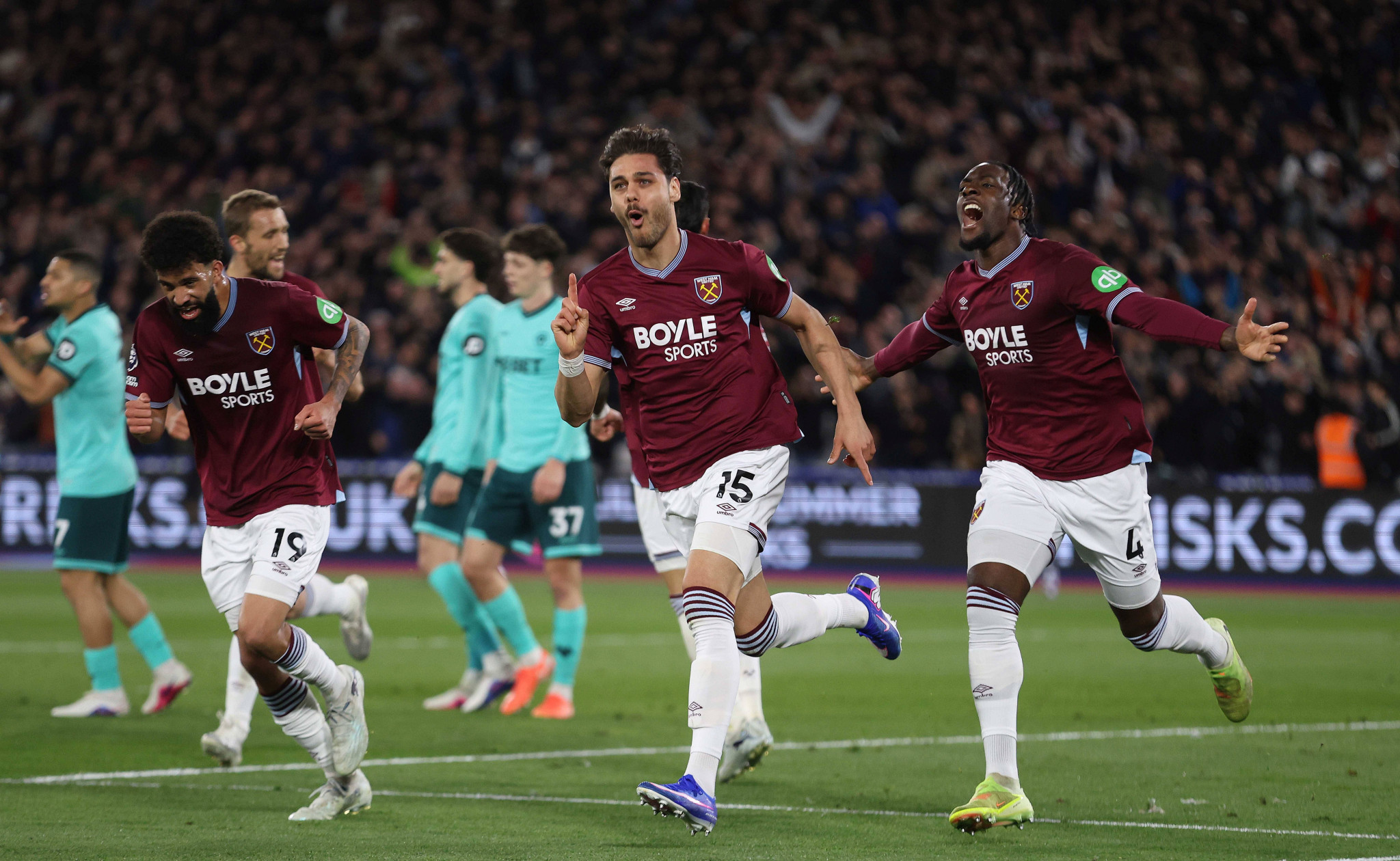 Με σούπερ Μαυροπάνο η Γουέστ Χαμ διέλυσε τη Γουλβς στον «τελικό» παραμονής (videos)