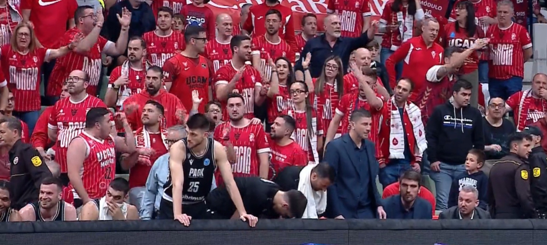 Αναστάτωση πίσω από τον πάγκο του ΠΑΟΚ με τον κόσμο της Μούρθια (video)