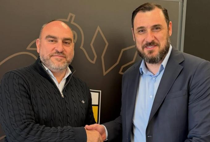 Αναμνηστική πλακέτα από την Νέα Σαλαμίνα στην ΑΕΚ για το φιλικό στα Σπάτα (video, photo)