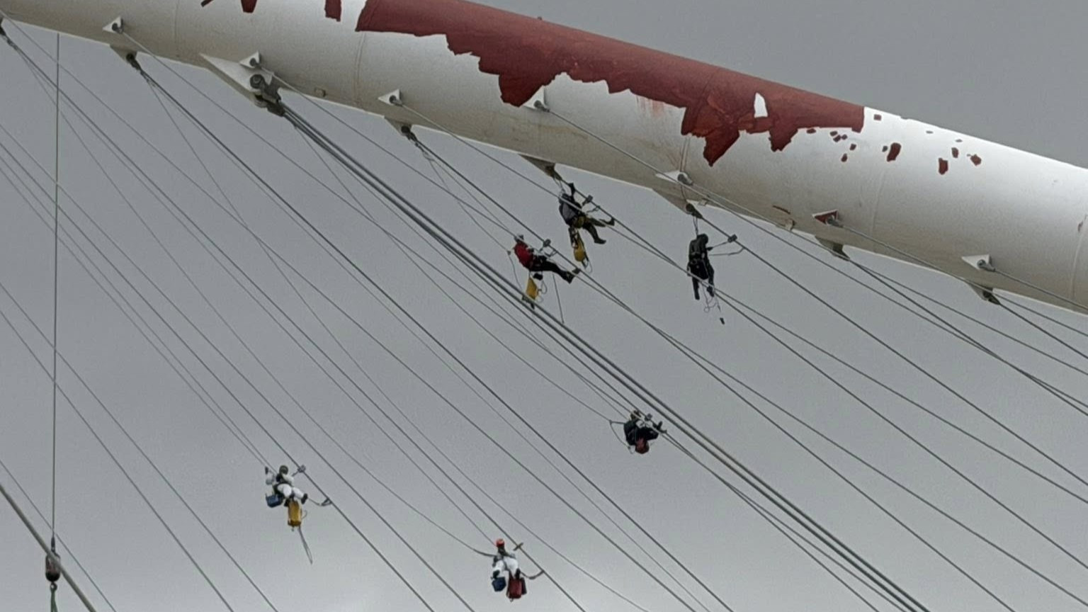 Συνεχίζονται οι εργασίες στο ΟΑΚΑ - Εντυπωσιακές εικόνες με τους εργάτες να κρέμονται στον αέρα! (photo)