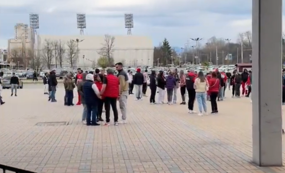 Καταφθάνουν οι φίλοι του Ολυμπιακού στο γήπεδο για το ματς με τη Χάποελ Τελ Αβίβ (video)