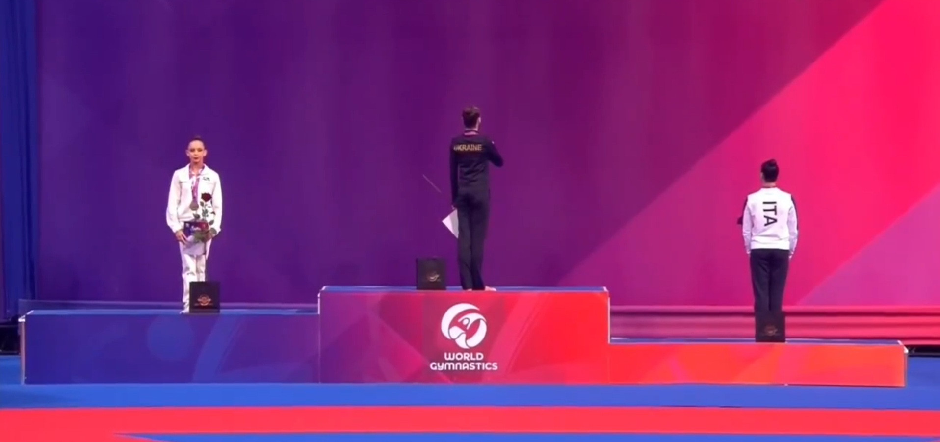 Σάλος στη Σόφια με 15χρονη Ρωσίδα αθλήτρια που γύρισε την πλάτη στην ουκρανική σημαία