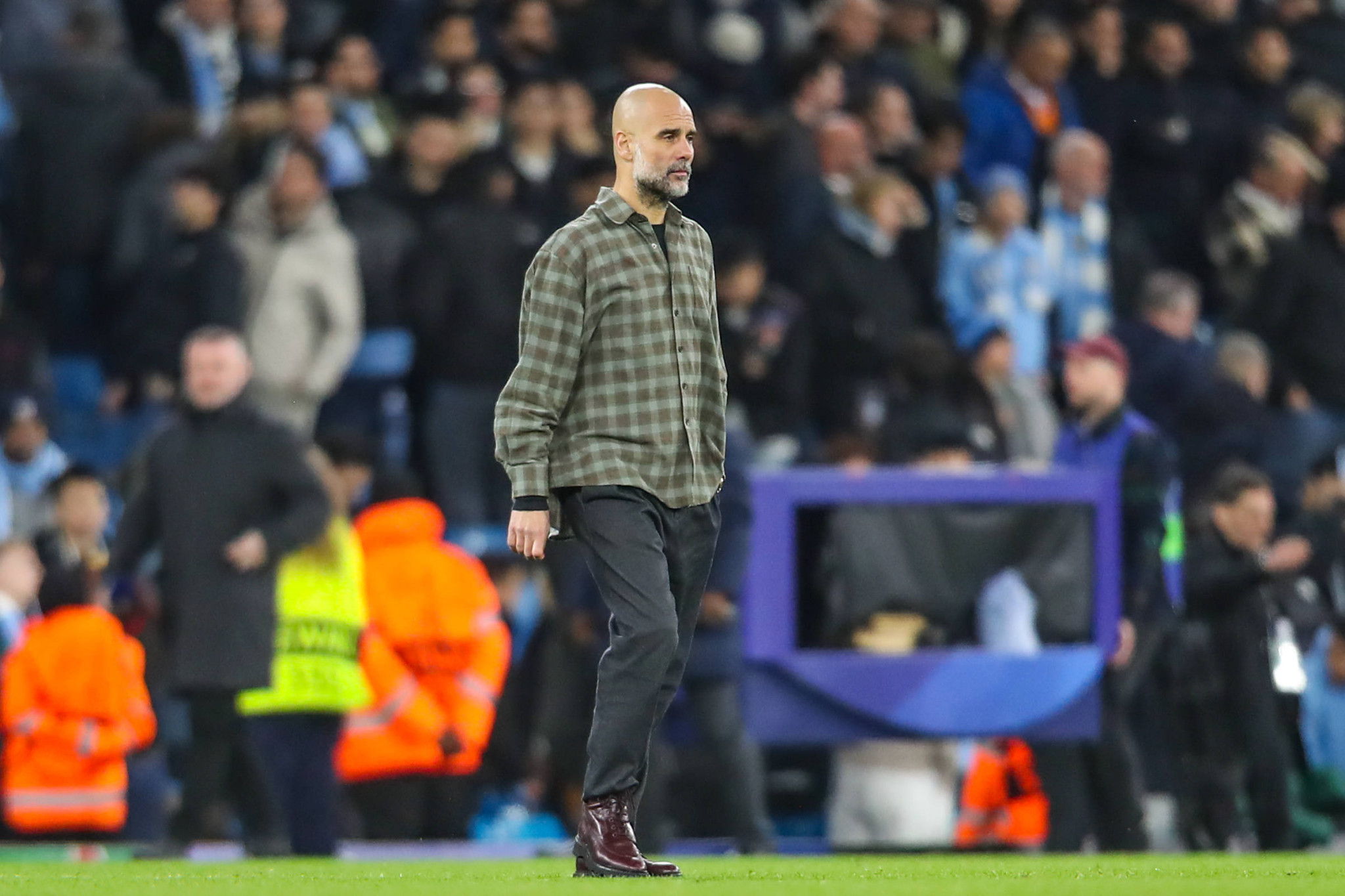 Όταν όλοι περιμένουν  να δουν το παιχνίδι και καταλήγουν να σχολιάζουν ένα πουκάμισο