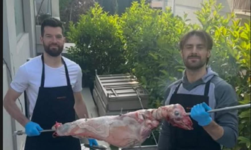 Πίτερς και Πάπας τήρησαν το έθιμο και σούβλισαν αρνί (photo)