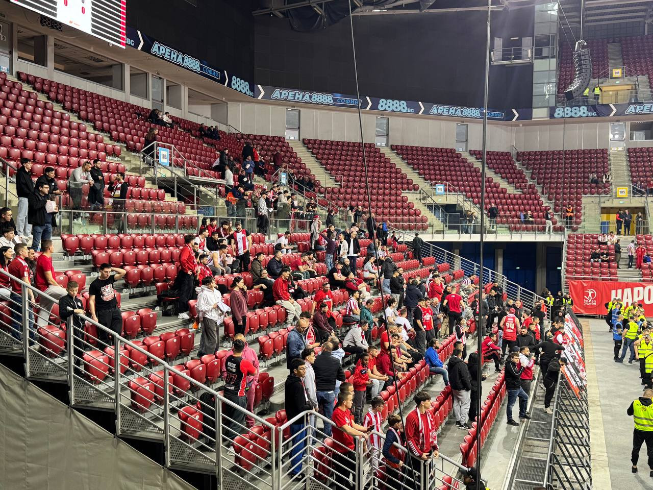 Καταφθάνουν οι φίλοι του Ολυμπιακού στο γήπεδο για το ματς με τη Χάποελ Τελ Αβίβ (video)