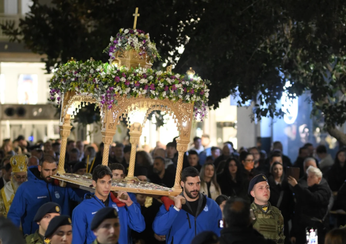 Διεθνείς της εθνικής ομάδας πόλο σήκωσαν τον Επιτάφιο στην Αλεξανδρούπολη (photos)