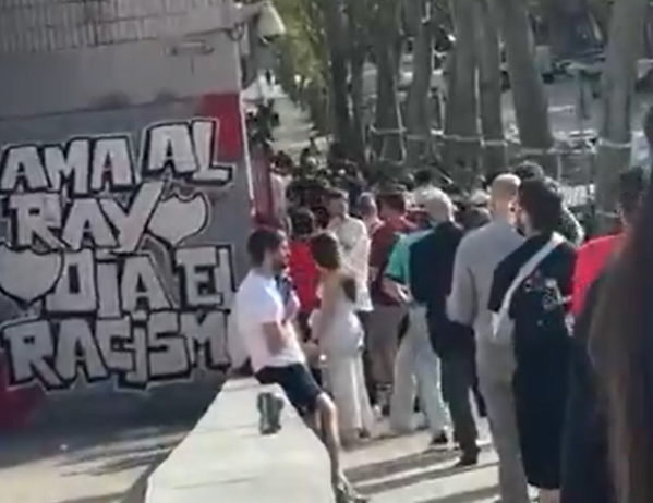 Χαμός στα εκδοτήρια της Ράγιο ενόψει ΑΕΚ: Τεράστιες ουρές για ένα «μαγικό» χαρτάκι (video)