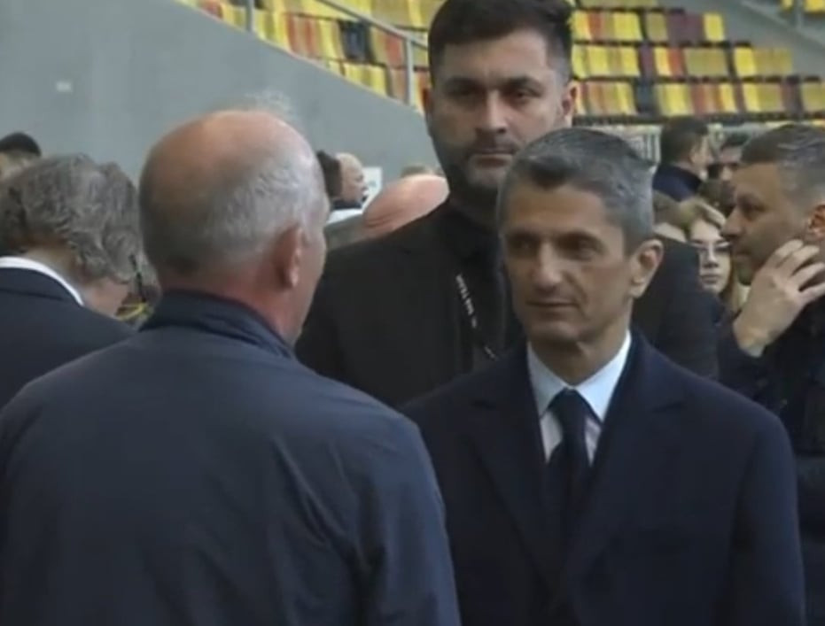 Συγκλόνισε ο Ραζβάν Λουτσέσκου στο λαϊκό προσκύνημα για τον πατέρα του - Η συγκινητική κίνησή του με ένα παιδί