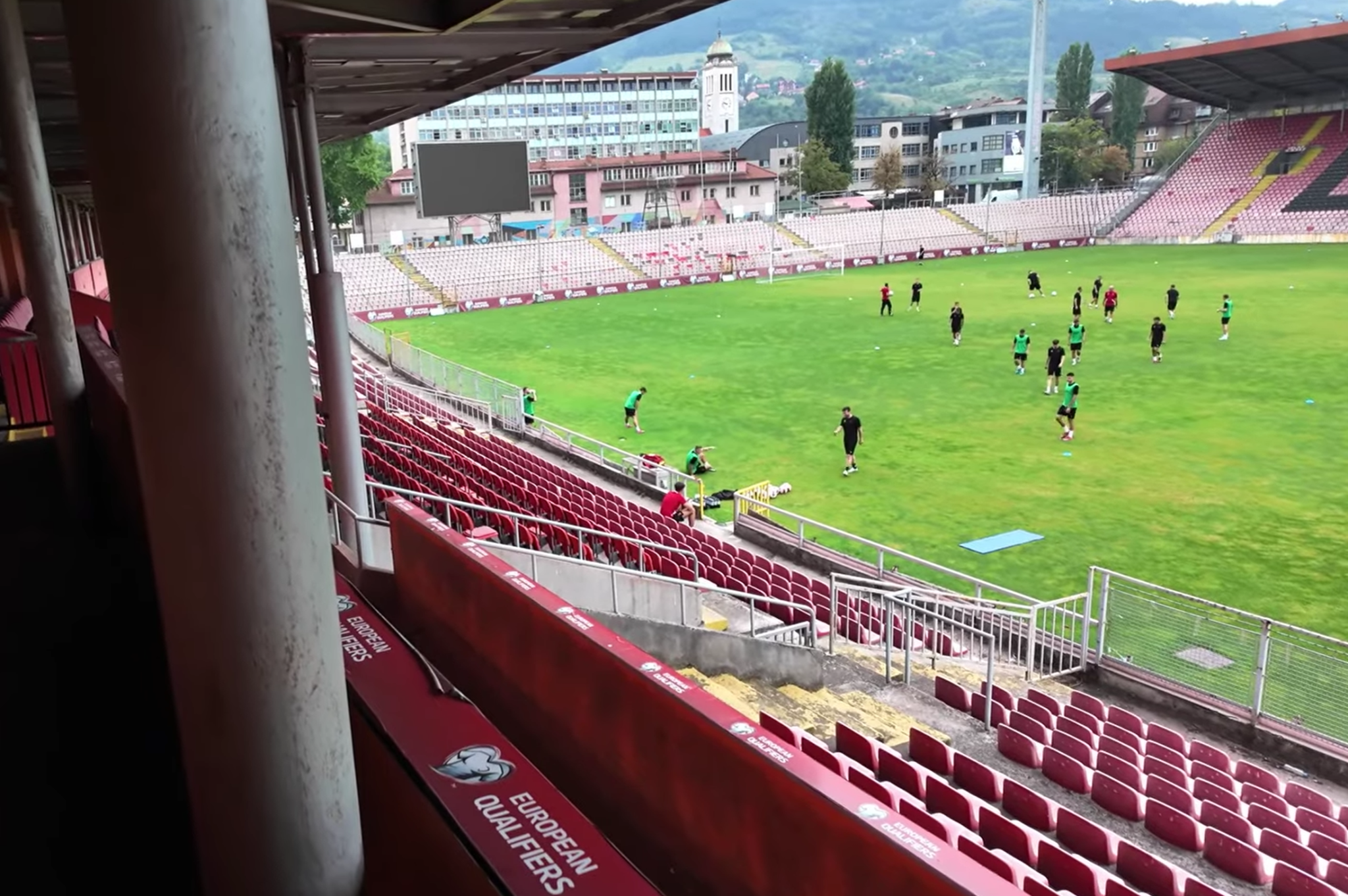 «Μου προσέφεραν χρήματα, αυτοκίνητα και δύο τόνους πέλετ για να το νοικιάσω»– Το διαμέρισμα οπαδού που έγινε viral