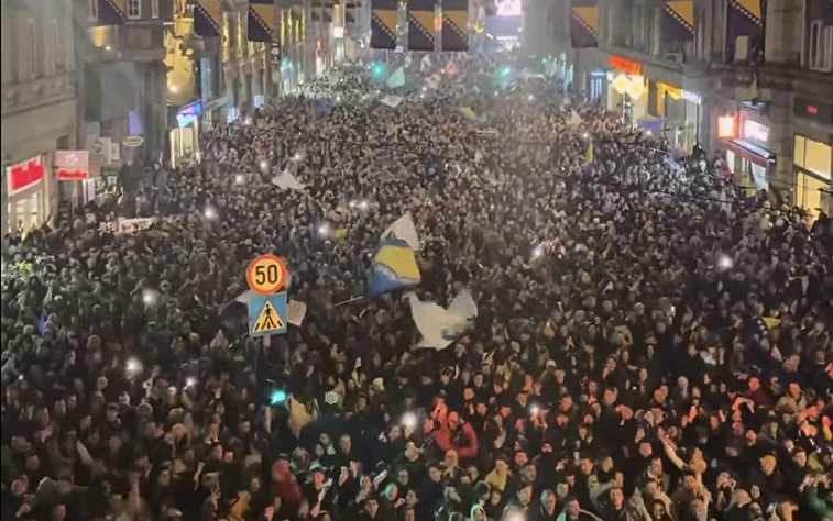 Έγινε η νύχτα... μέρα στο Σαράγεβο για την ιστορική πρόκριση της Βοσνίας (videos)