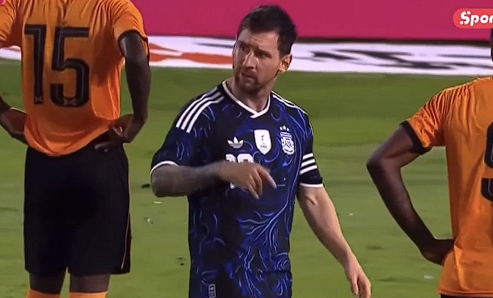 Η σπουδαία κίνηση του Μέσι προς τον Οταμέντι στο τελευταίο του παιχνίδι στην Αργεντινή (video)