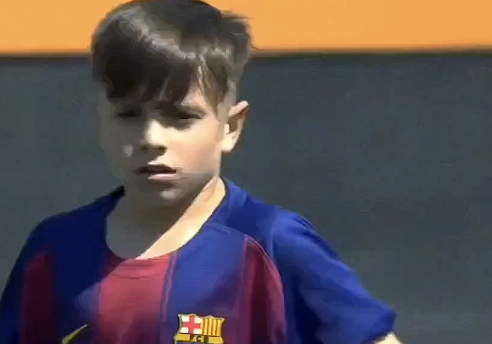 Είναι 12 χρόνων, γιος παλαίμαχου ποδοσφαιριστή και τρελαίνει κόσμο στη «Μασία»